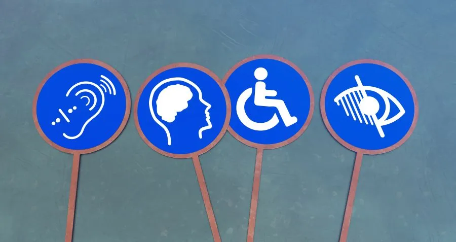 Cuatro iconos de accesibilidad que representan discapacidad auditiva, cognitiva, motriz y visual