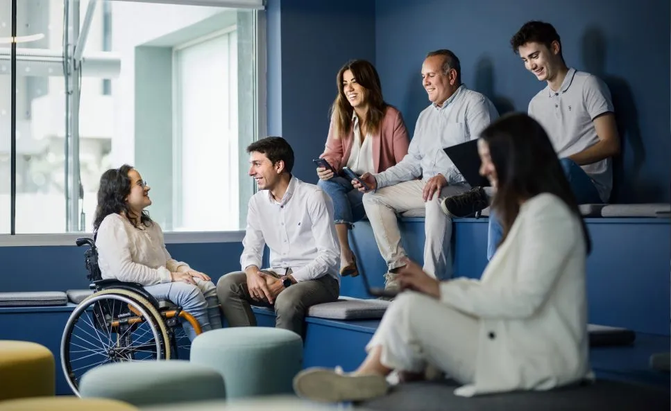 Grupo de personas con y sin discapacidad hablando.