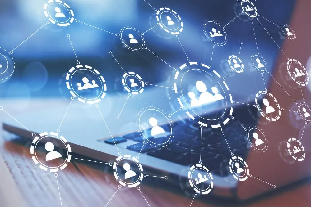 Conexiones digitales entre perfiles representadas sobre un ordenador portátil.