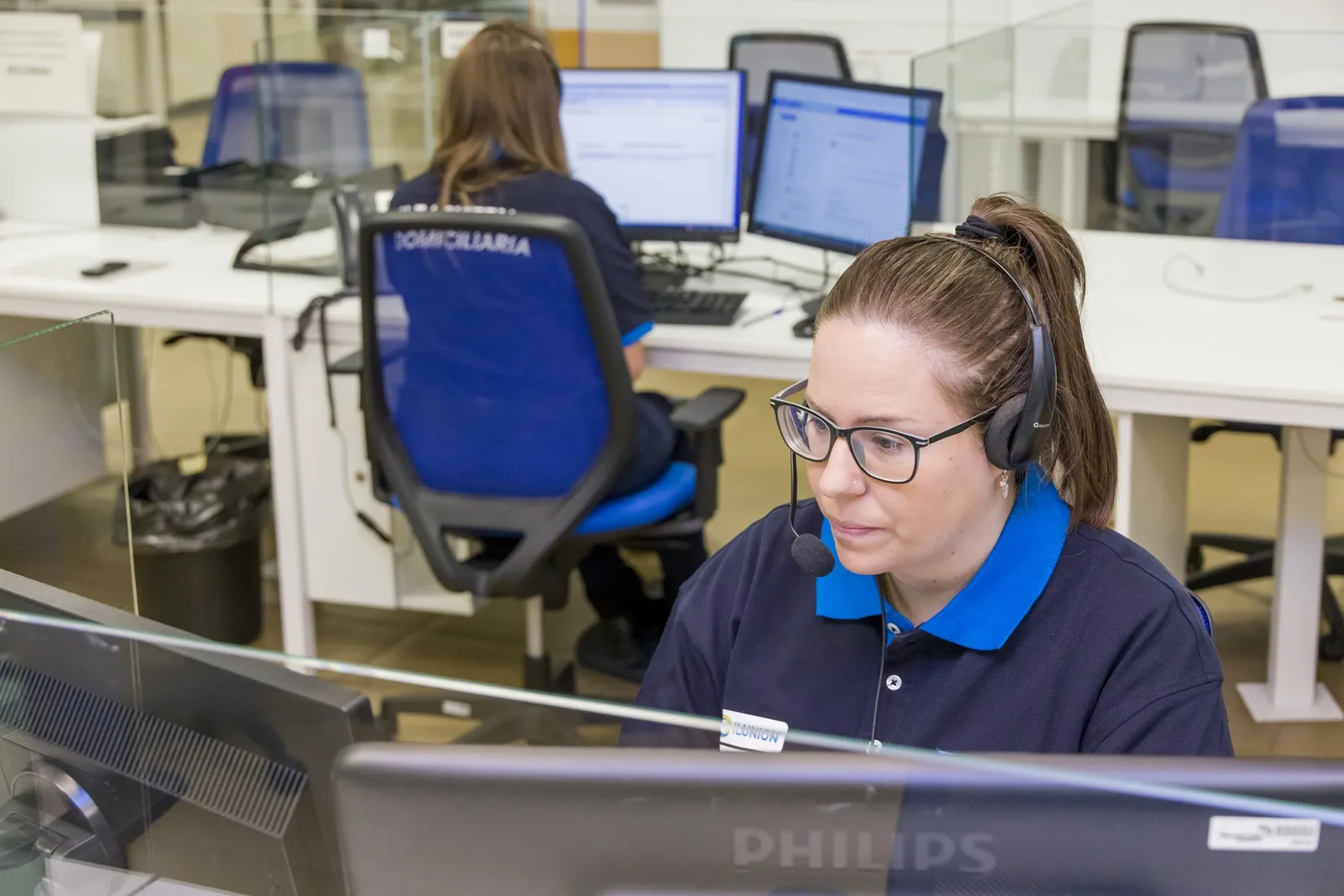 Una trabajadora del servicio de teleasistencia de ILUNION VidaSénior atiende una consulta telefónica