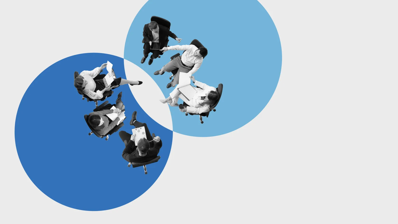 Dos grupos de personas reunidas en círculo conversan y revisan documentos