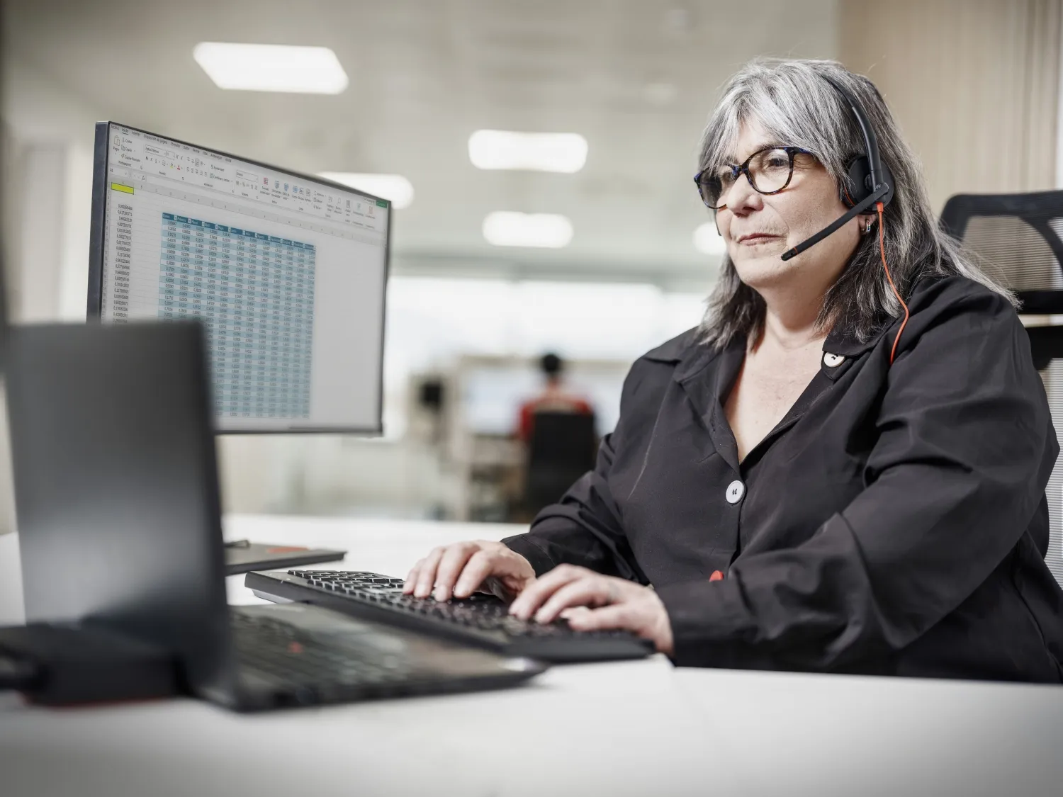 Una trabajadora atendiendo una llamada en una oficina de ILUNION Contact Center