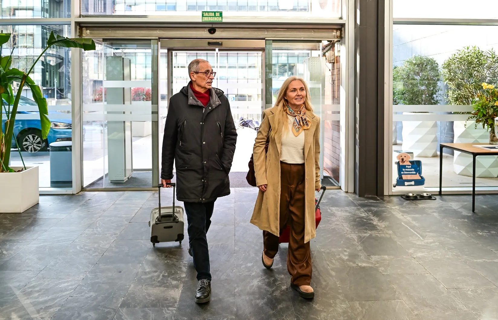 Una pareja sénior entra en el hall de un hotel ILUNION