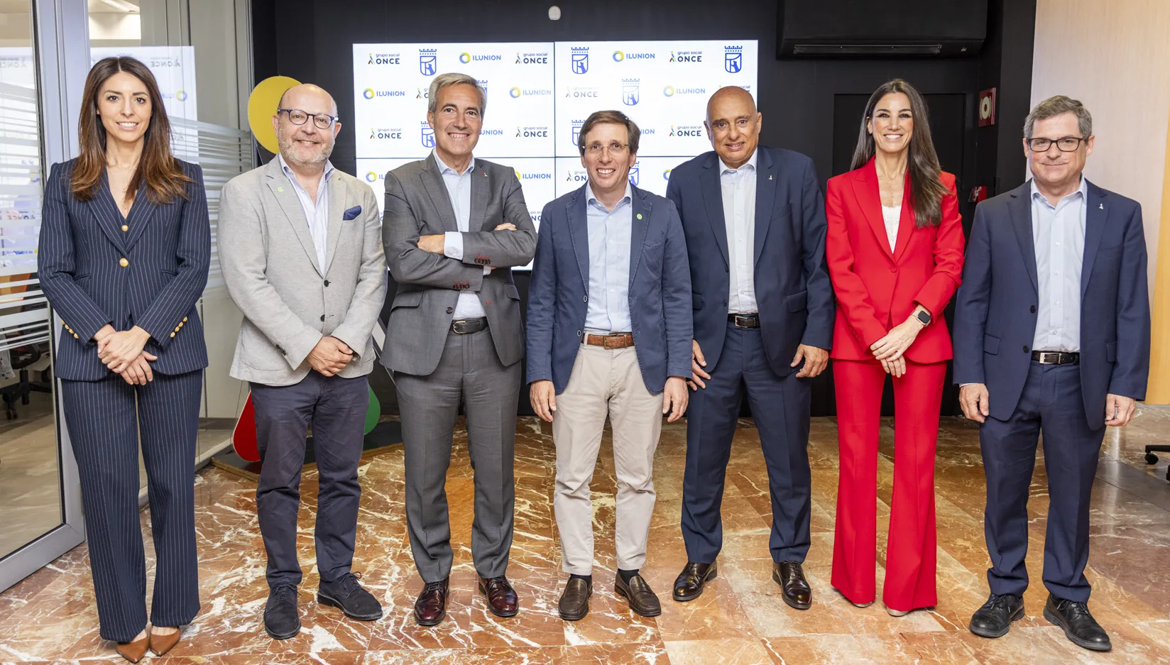 En el centro de la fotografía, el consejero delegado de ILUNION, José Luis Martínez-Almeida, junto con sus respectivos equipos en la recepción de Torre ILUNION Alejandro Oñoro, y el alcalde de Madrid, 