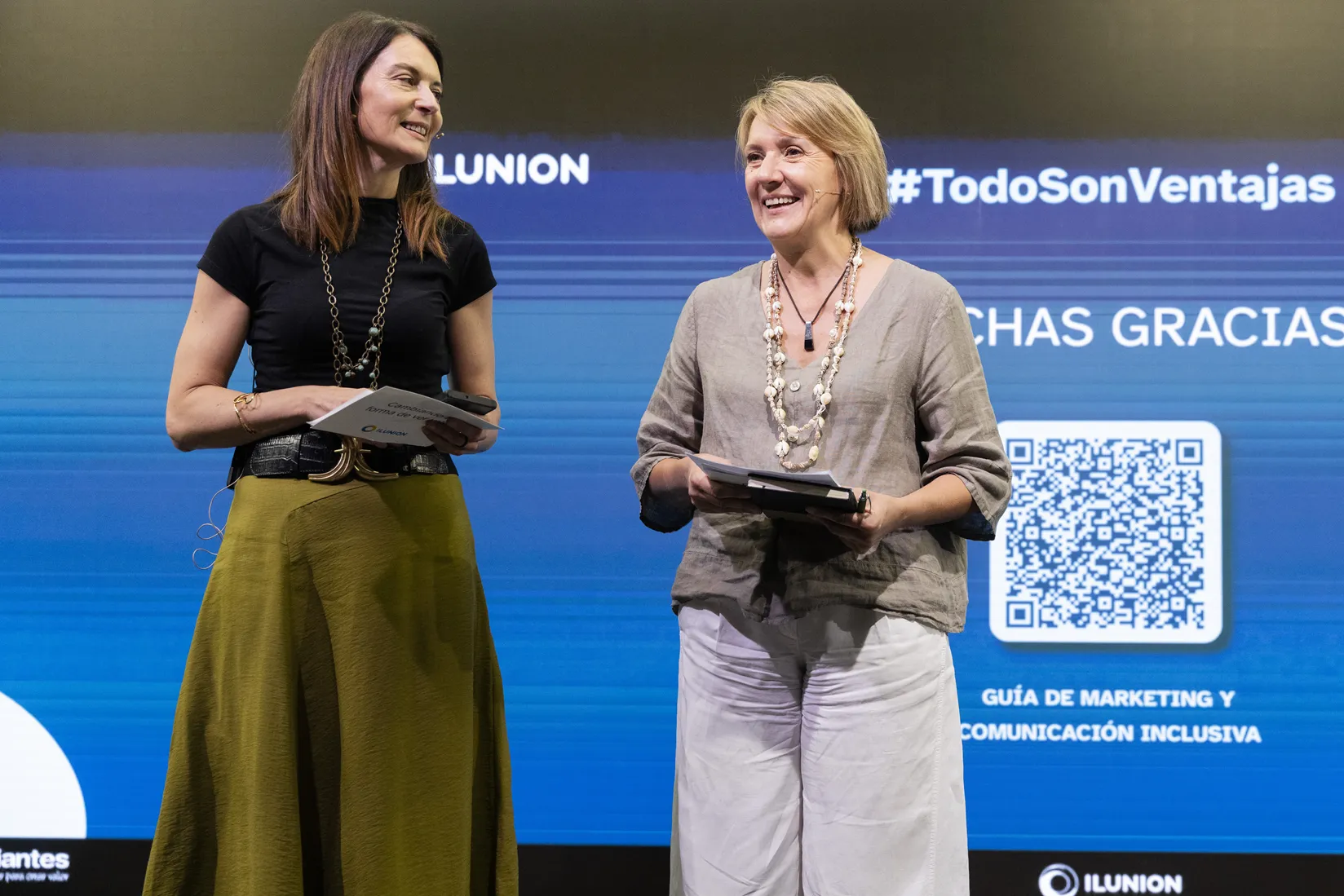 Esther Morell (ILUNION) y Silvia Bajo (AEA) al inicio de la presentación de la guía de comunicación y márketing inclusiva