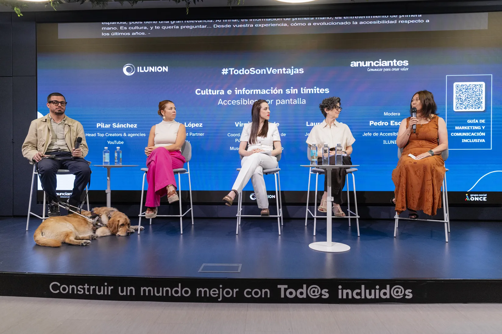 Imagen de la primera mesa redonda con representantes de diversas plataformas digitales y redes sociales