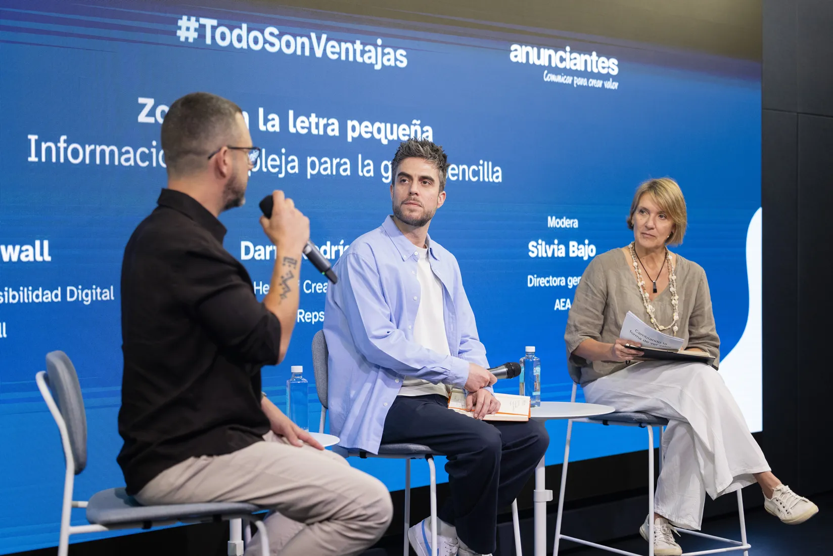 Fotografía de la segunda mesa redonda, con representantes de Sabadell y Repsol