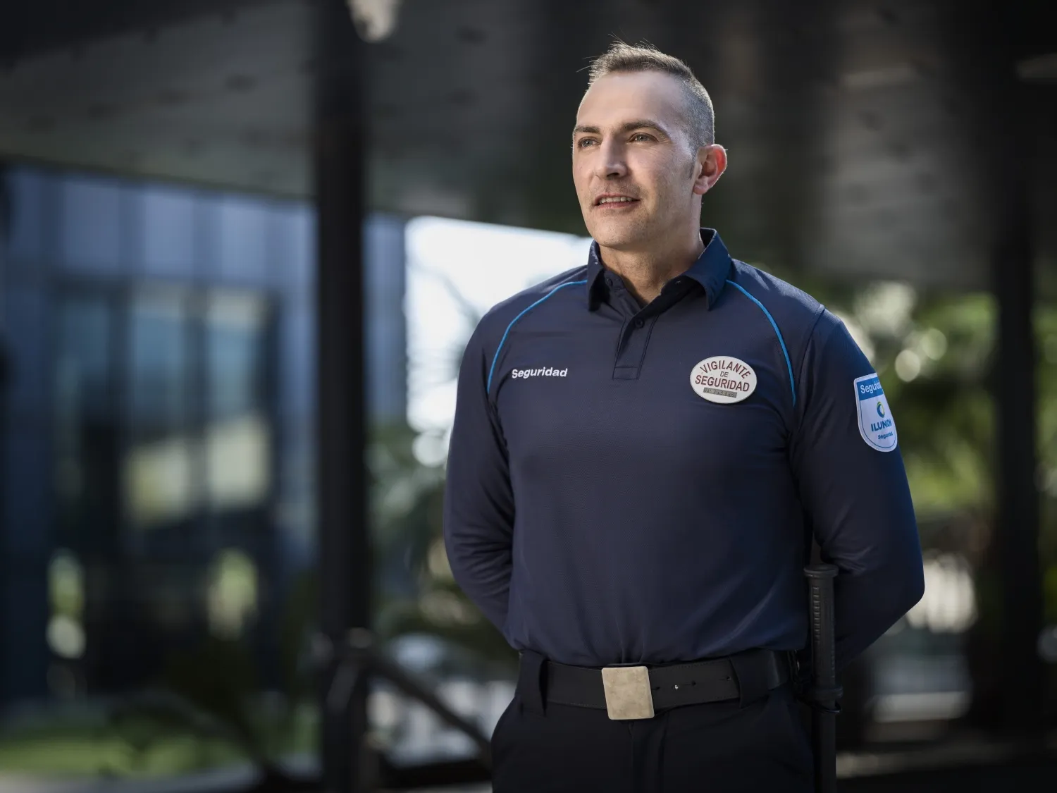 Profesional de seguridad del equipo ILUNION realizando labores de vigilancia y protección.