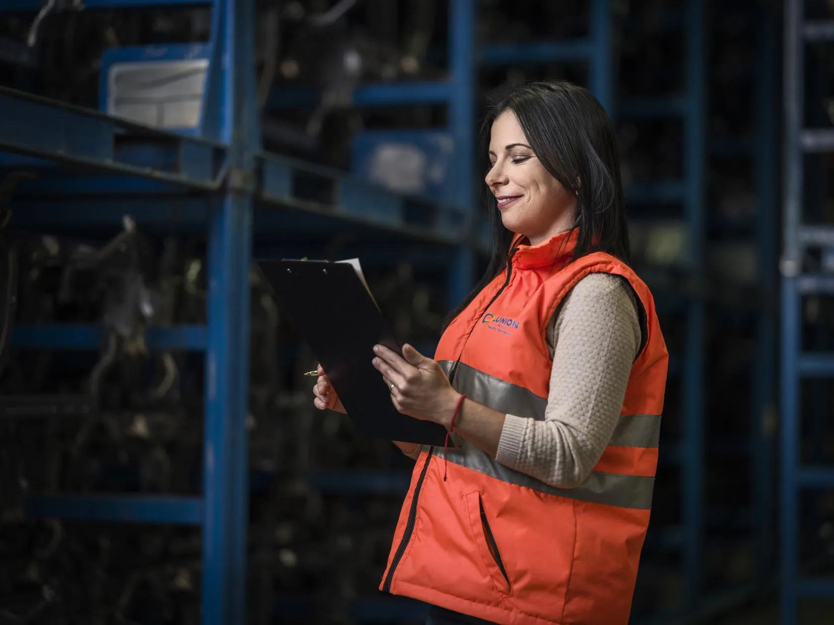 Profesional responsable del equipo de producción de ILUNION Servicios Industriales coordinando tareas en planta.