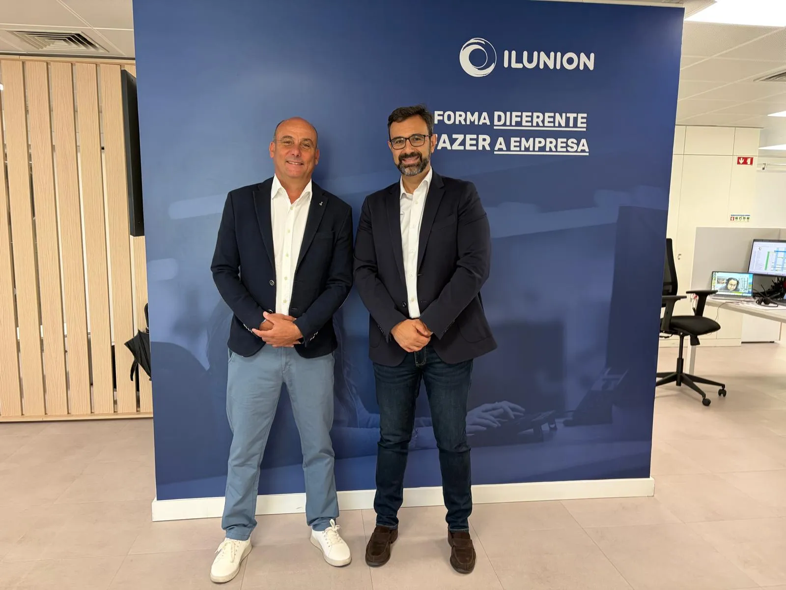 Fotografía de Sergio Costa y José Orosa en una de las oficinas de Portugal