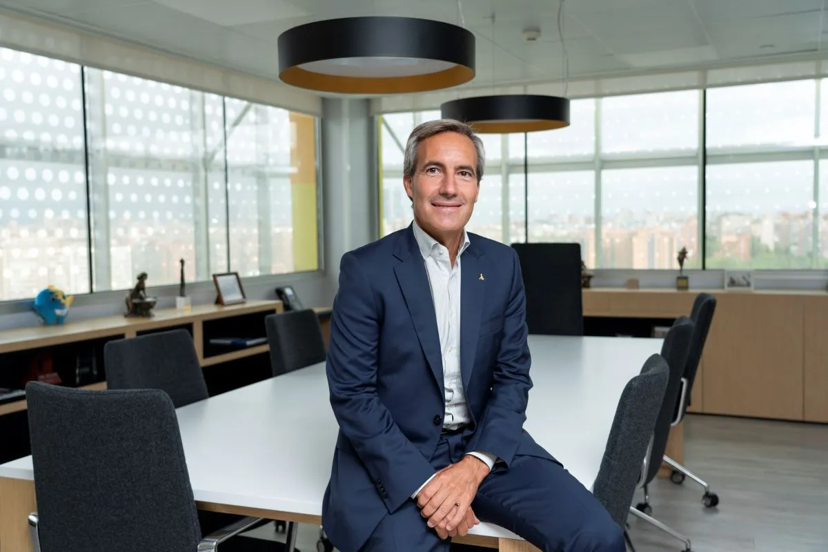 Imagen de Alejandro Oñoro en su despacho 