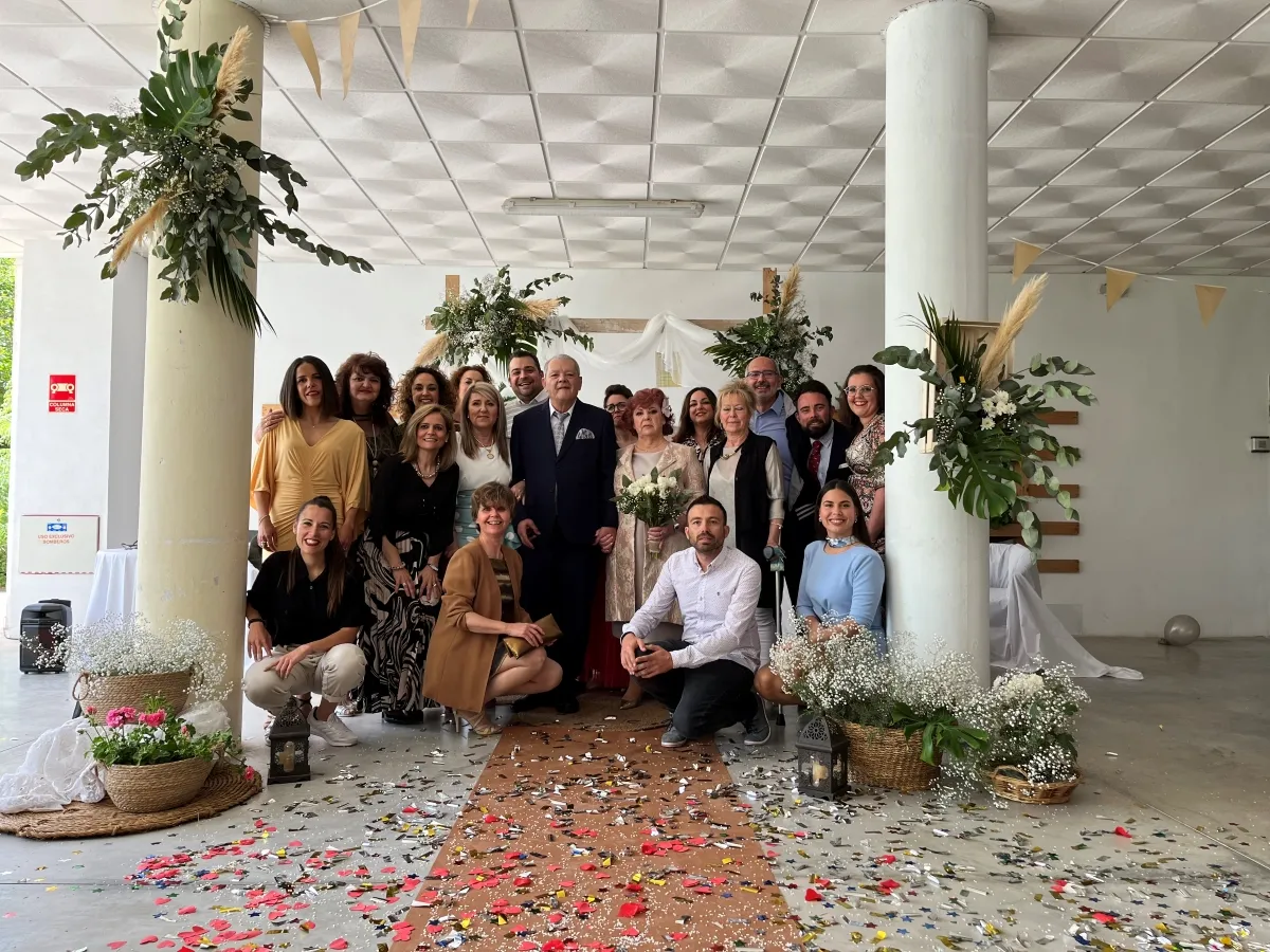 Foto de familia de los asistentes a la boda simbólica 