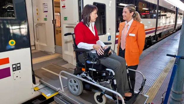 Imagen de usuaria con silla de ruedas en una plataforma accesible para el tren