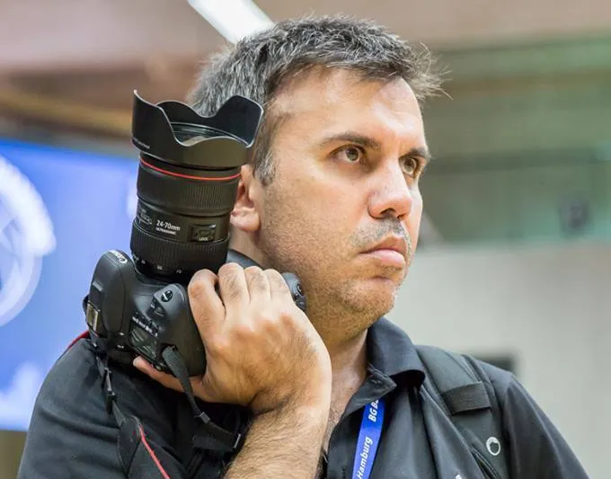 José Manuel Martín con su cámara fotográfica. 