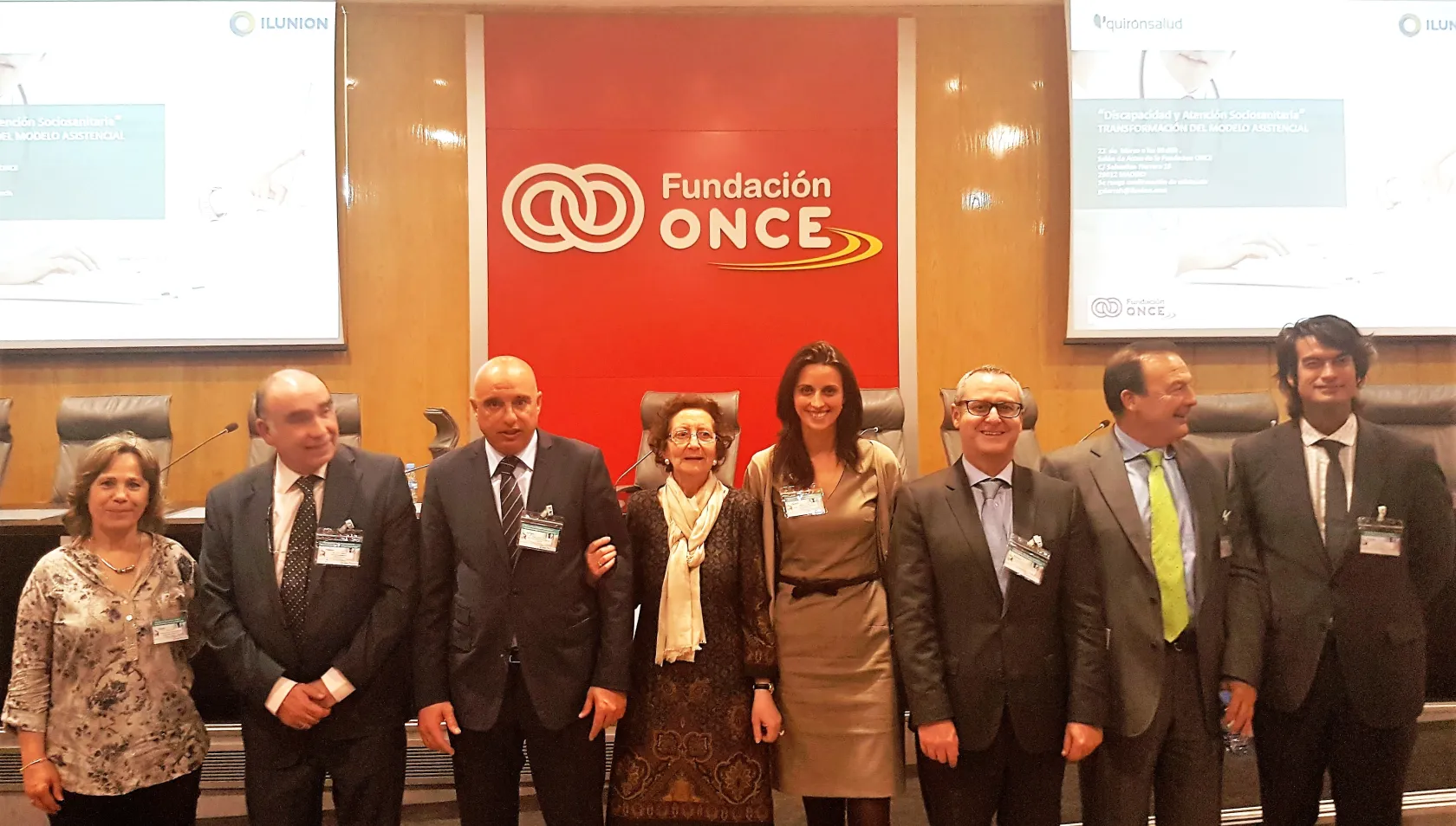 Fotografía de la Jornada Sociosanitaria en la que aparecen de izquierda a derecha: Carmen Trillo, enfermera de Continuidad Asistencial de la FJD; Dario  Pérez Madera, jefe del departamento de SAMUR Social; Eusebio Azorín, director sector hospitalario y sociosanitario de ILUNION; Manuela Carrión Fernández, presidenta de SUPPO, de mayores de la ONCE; Marta del Olmo, directora corporativa de Información y Atención al Paciente de Hospitales Públicos Madrid Quirónsalud; Domingo Manuel García Fernández-Caro, dire