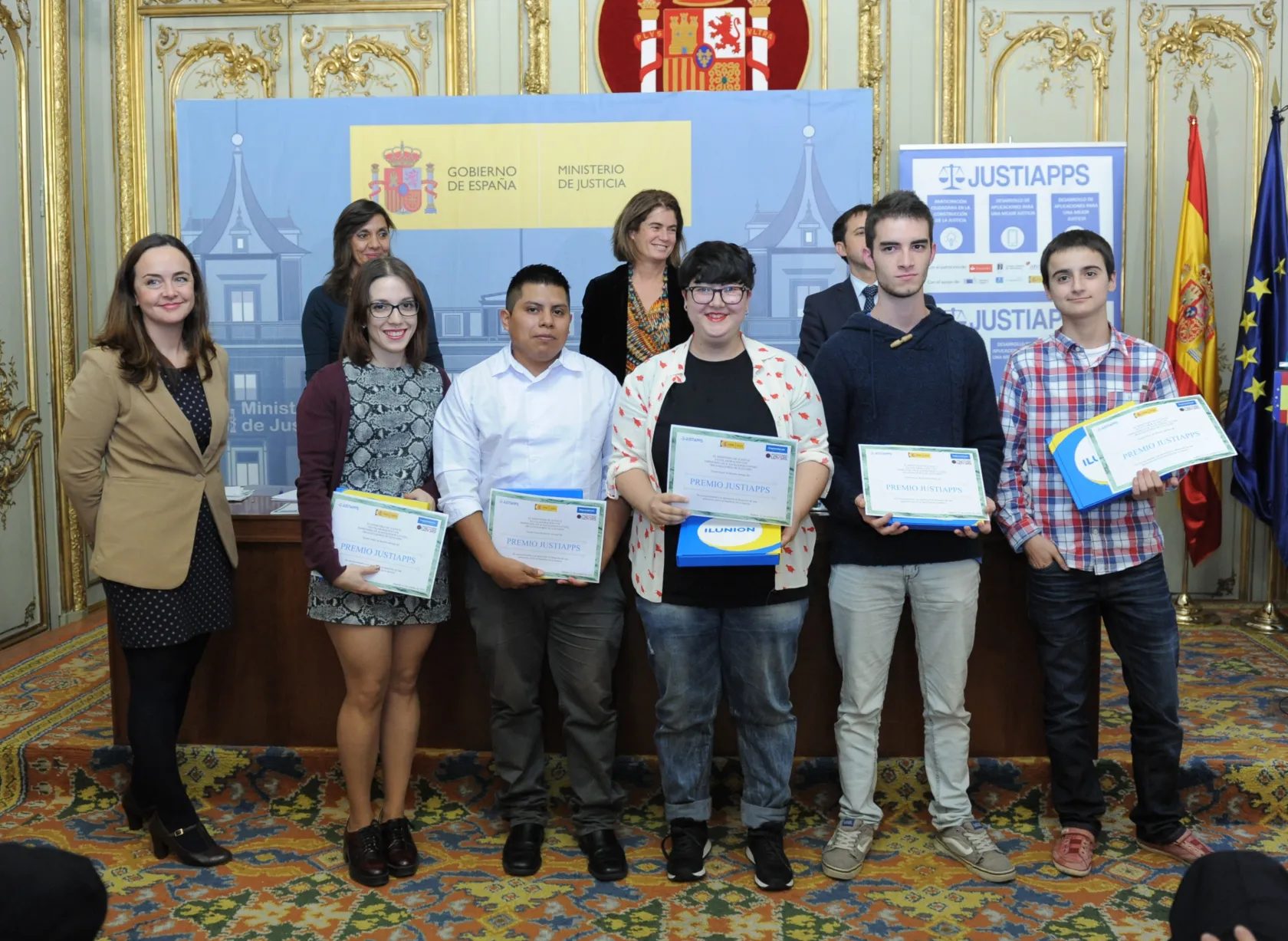 Ana Uruñuela junto a los premiados con el Accésit ILUNION de los Premios Justiapps