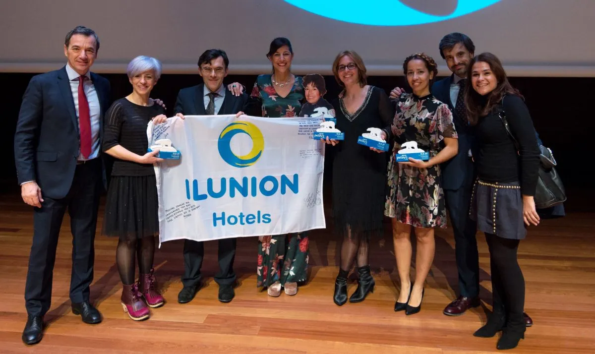 Foto de familia de directivos de ILUNION e ILUNION Hotels con las participantes de la expedición