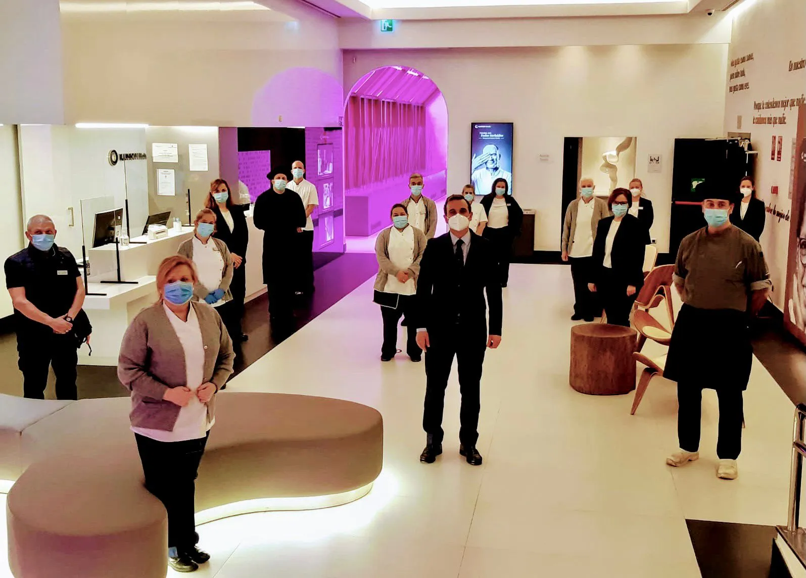 Imagen de varios trabajadores en la recepción del hotel ILUNION suites Madrid 