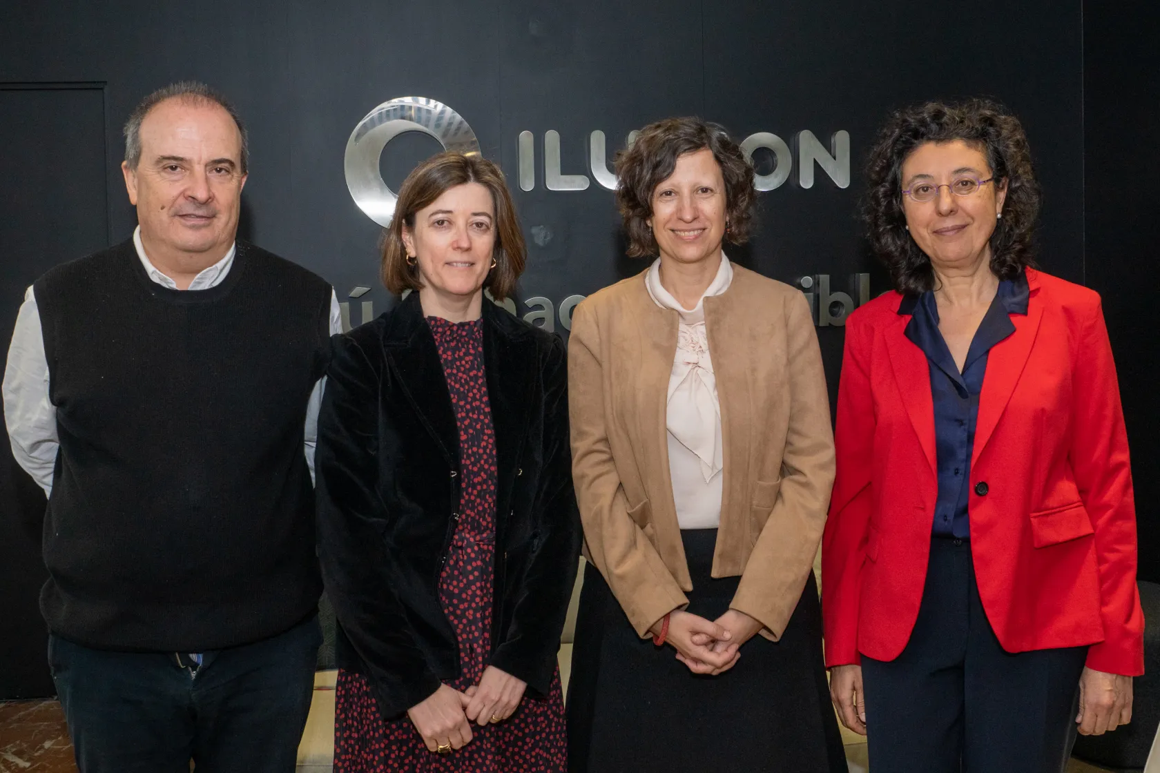 fotografía de los firmantes (de izquierda a derecha: Juan Andrés García, director de Formación de la AEF; Cristina Alonso, directora gerente de ILUNION Correduría de Seguros; Rosa Gallego, directora de Relaciones Internacionales, Consejos Autonómicos y Finanzas de AEF; y Paqui García Vizcaíno, directora de Desarrollo Interno de ILUNION.