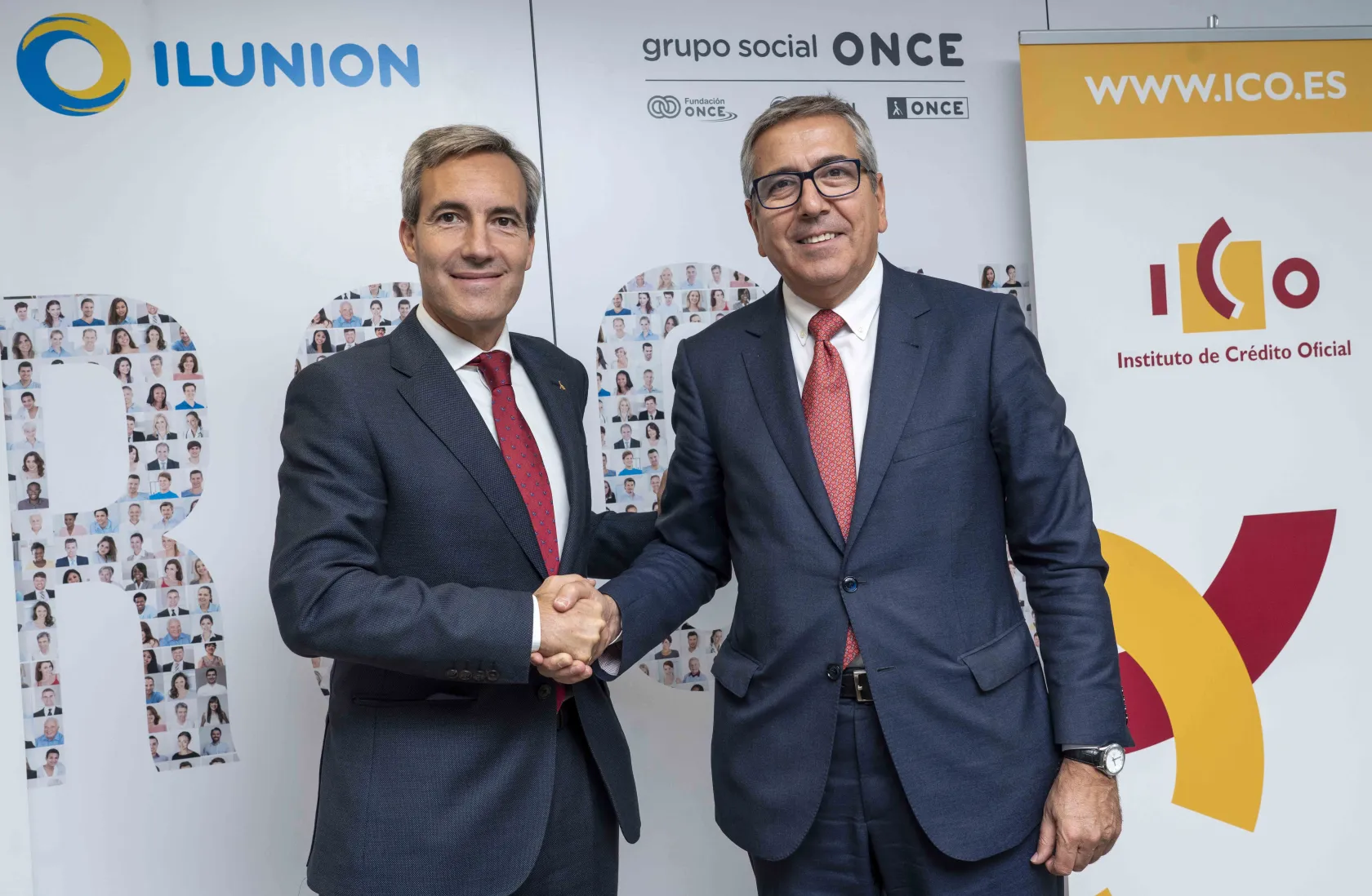 Fotografía durante la firma. De izquierda a derecha: el consejero delegado de ILUNION, Alejandro Oñoro, y el presidente del Instituto de Crédito Oficial, José Carlos García de Quevedo
