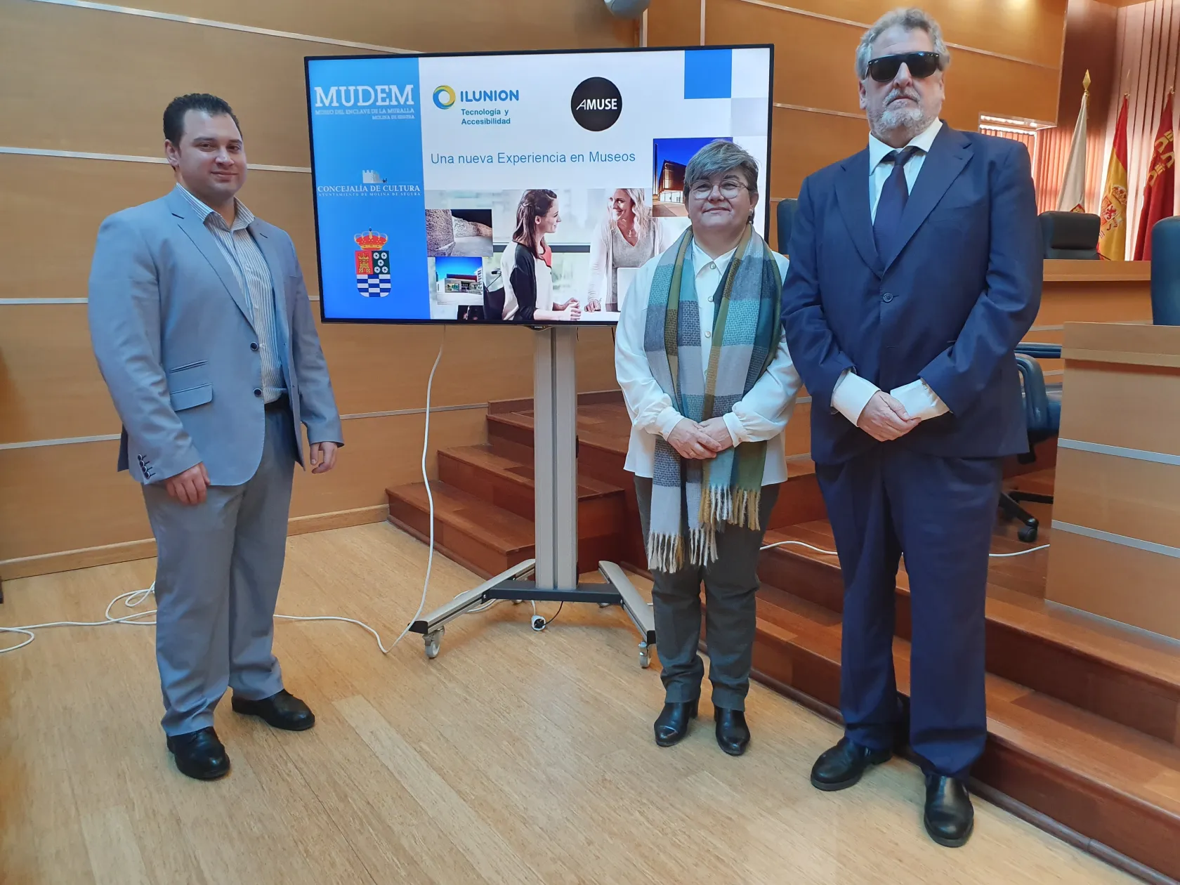 De izquierda a derecha, Pablo Fernández Vega, del área de Desarrollo de Negocio de ILUNION Tecnología y Accesibilidad; la concejala de Cultura, Soledad Norte Navarro; y el delegado de la ONCE en la Región de Murcia, Juan Carlos Morejón de Girón Bascuñana.   