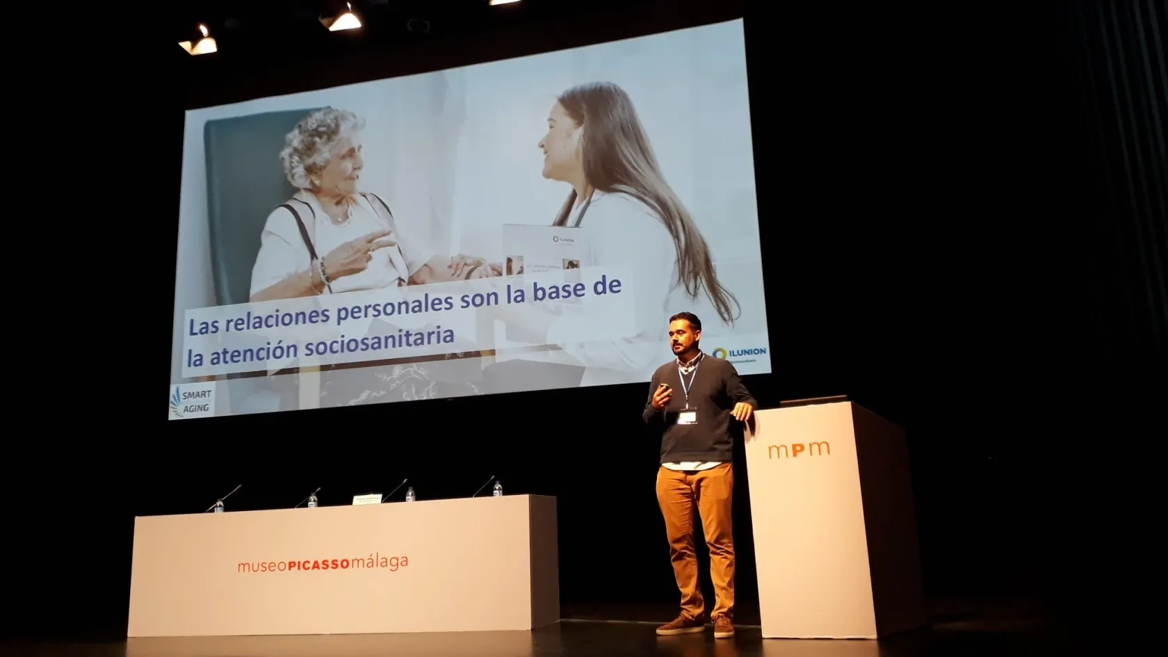 David Villaverde, responsable de innovación y transformación digital de ILUNION Sociosanitario, durante su conferencia “Atención sociosanitaria integral mediante el uso del Internet de las Cosas” 