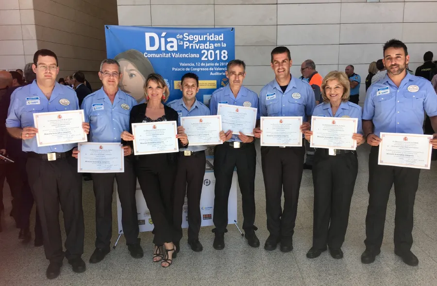 Foto de familia de los profesionales de ILUNION Seguridad distinguidos el Día de la Seguridad Privada en Valencia 