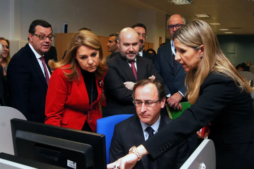 El ministro de Sanidad durante la visita