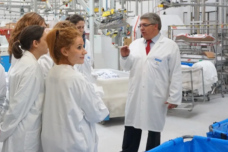 Alumnas de la cátedra Inditex durante su visita a la lavandería de ILUNION en Santiago de Compostela
