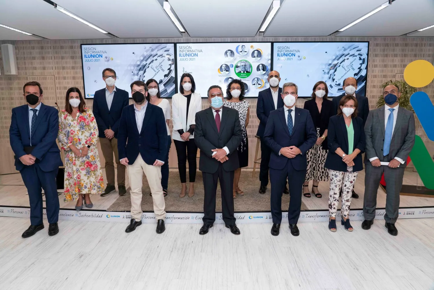 Foto de familia del comité directivo de ILUNION con el presidente del Grupo Social ONCE, Miguel Carballeda