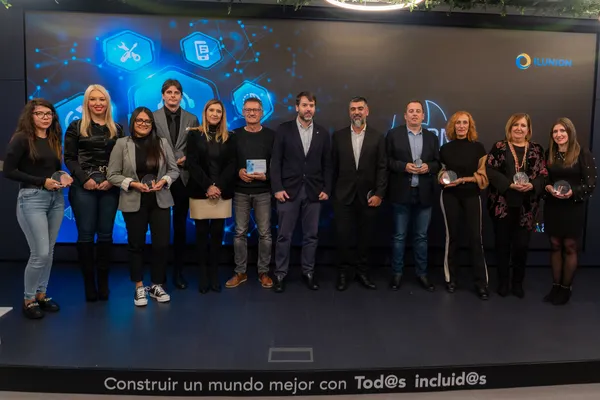 Foto del acto Premio Mejores Agentes 2022 en la que aparecen todas las personas premiadas