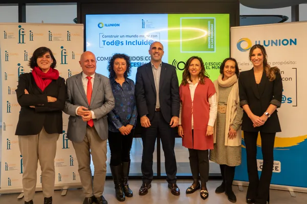 Foto de familia de las personas asistentes a la firma de ILUNION y FIAPAS