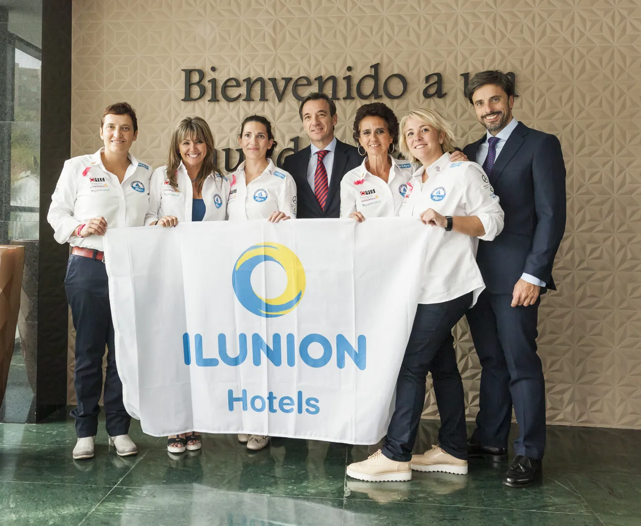 El director general de ILUNION Hotels, José Angel Preciados, y el de Comercial y Marketing, David López Pachón, junto a las cinco participantes del Reto Pelayo Vida 2016