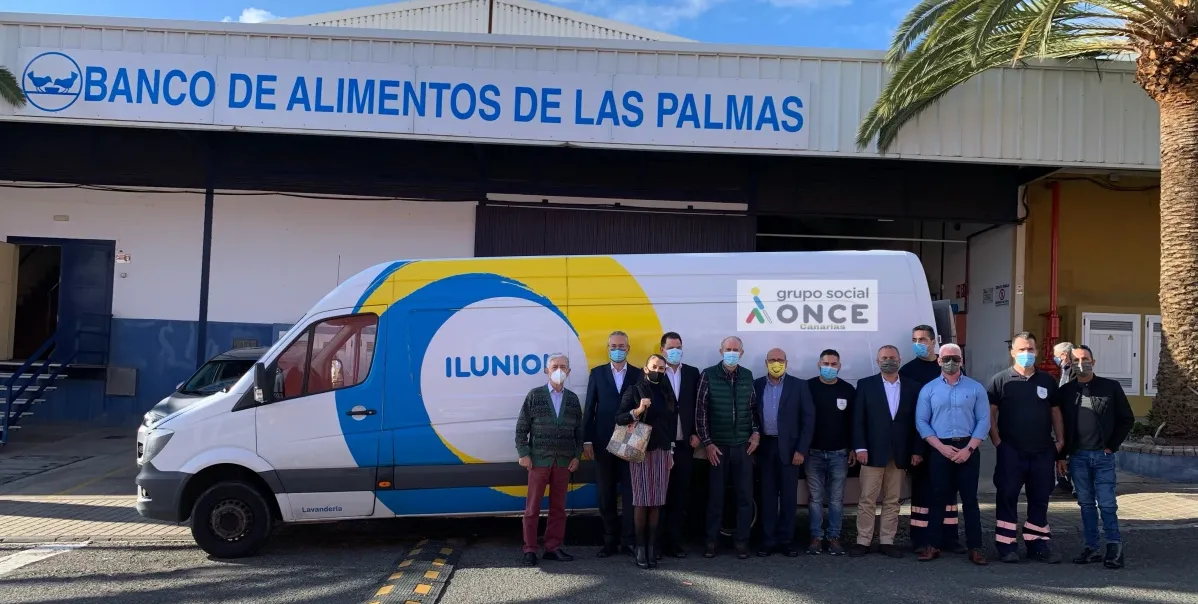 Un grupo de trabajadores de ILUNION en el Banco de Alimentos de Las Palmas, junto a una camioneta del grupo