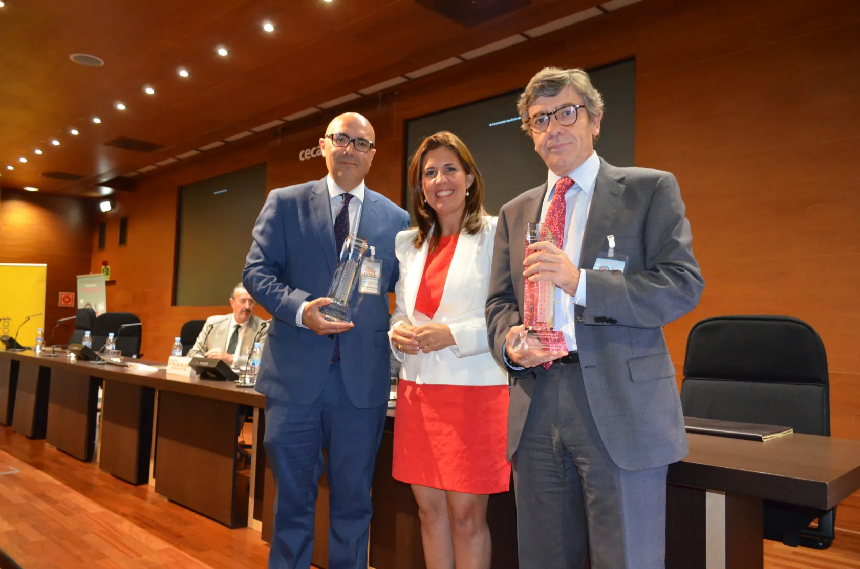 Foto de familia con Javier Rodriguez Baquero, director general de ILUNION Facility Services; Ana Borreda, directora general de Editorial Bormart; y Antonio Chicón, director de RSC y Comunicación Externa de Alcampo