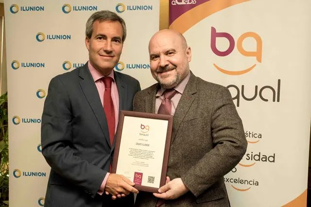 Alejandro Oñoro recibe el sello Bequal a ILUNION de manos de Luis Cayo Pérez Bueno