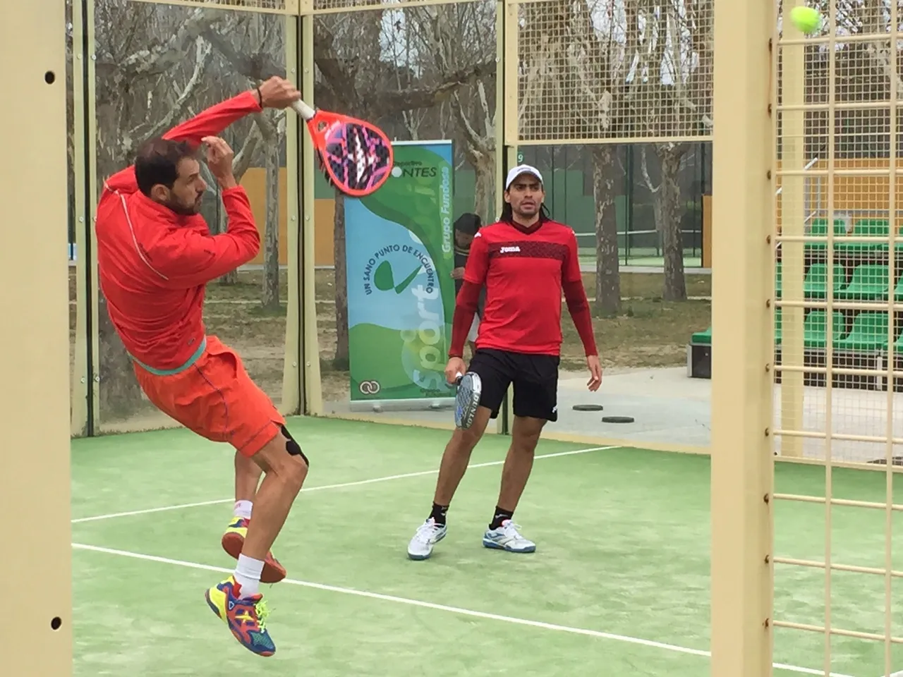 Juan Martín Díaz y Juani Mieres jugando a pádel en ILUNION Somontes