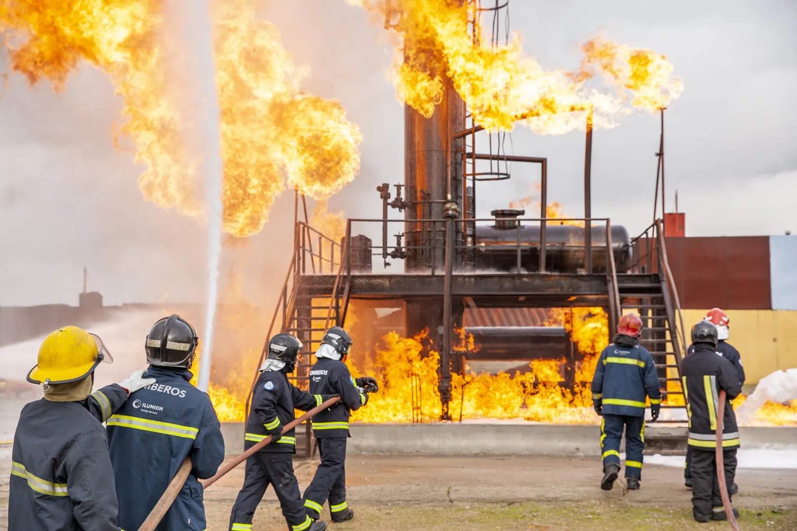 Simulacro de incendio en una refinería durante la exhibición en el Centro de Formación en Emergencias, Conducción y Protección Civil de ILUNION