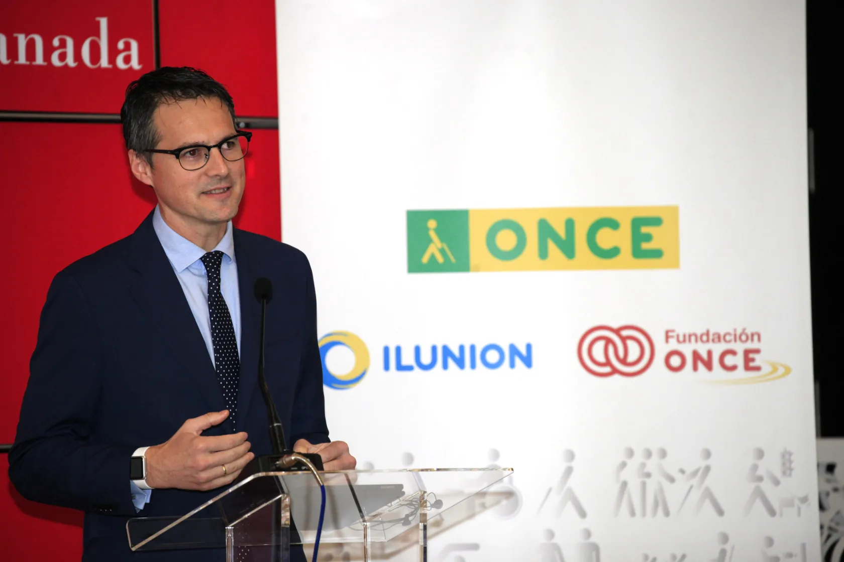 El director de RSC, Comunicación y Relaciones Institucionales de ILUNION, Fernando Riaño, durante su intervención en el desayuno informativo organizado por la Cámara de Comercio de Granada