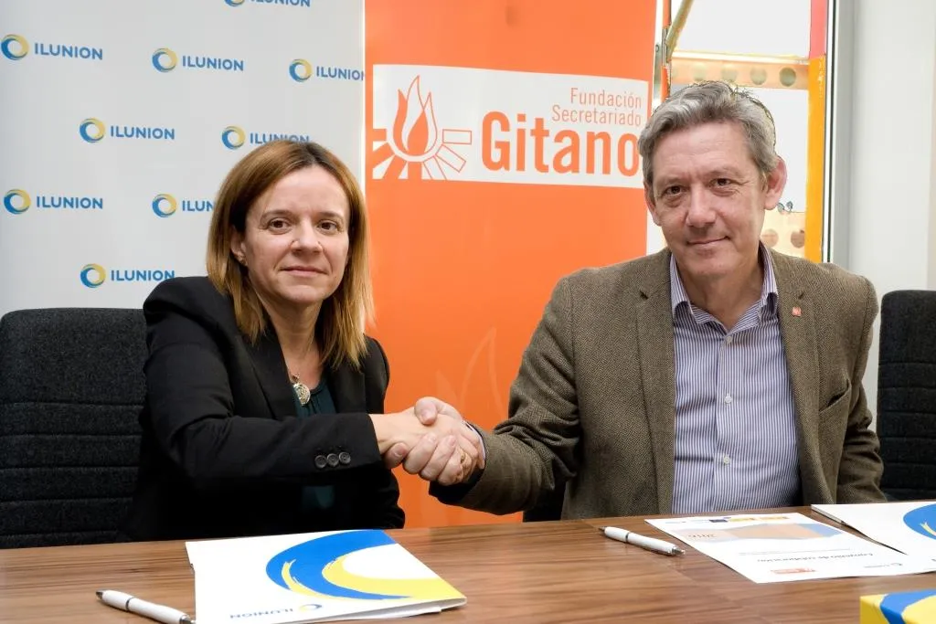 De izquierda a derecha: la directora de Recursos Humanos y Medios de ILUNION, Paola del Río, y el director de la Fundación Secretariado Gitano, Isidro Juan Rodríguez Hernández, durante la firma del convenio.