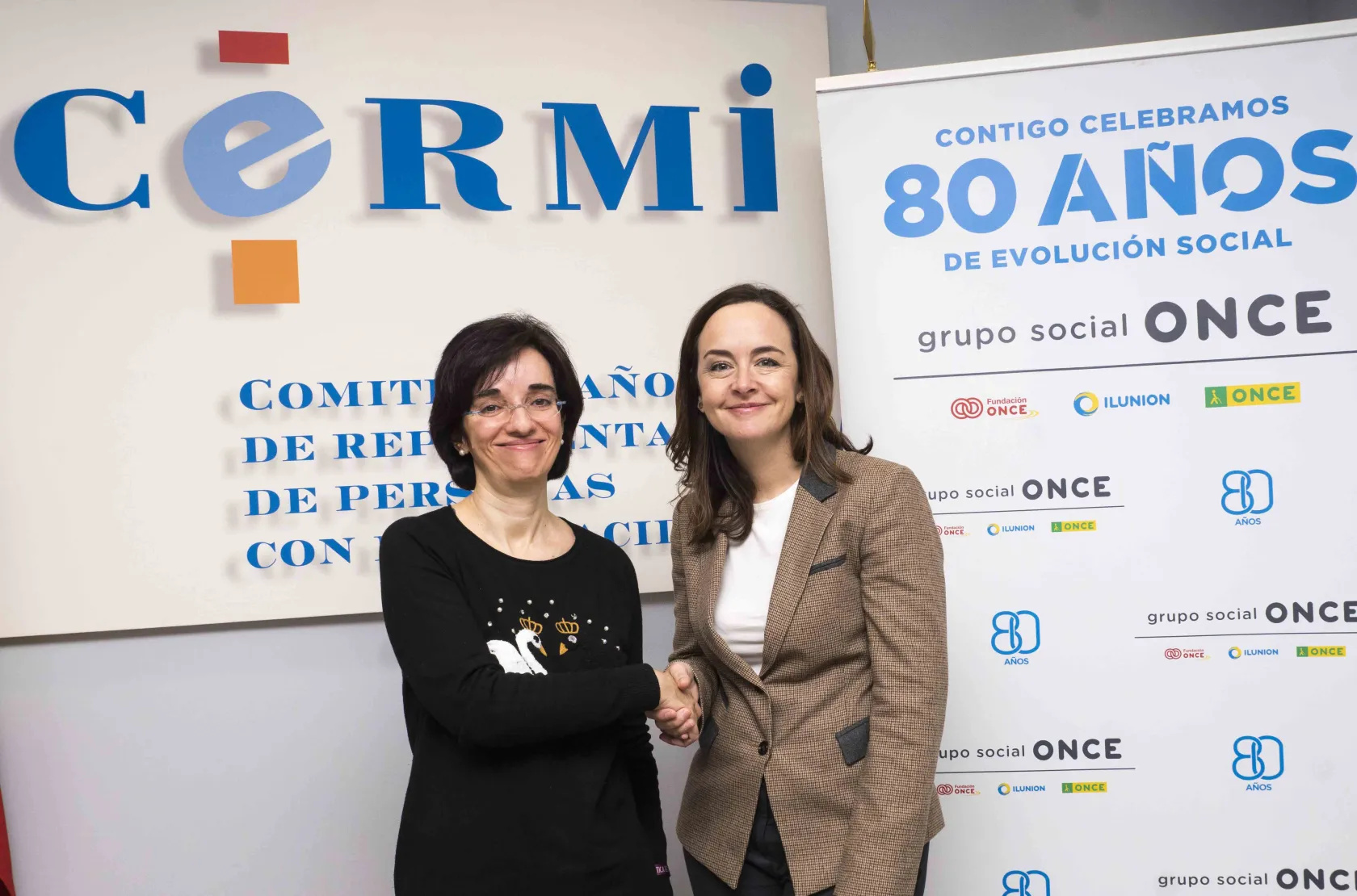Pilar Villarino (CERMI) y Ana Uruñuela (ILUNION Tecnología y Accesibilidad), tras la firma del convenio de colaboración.