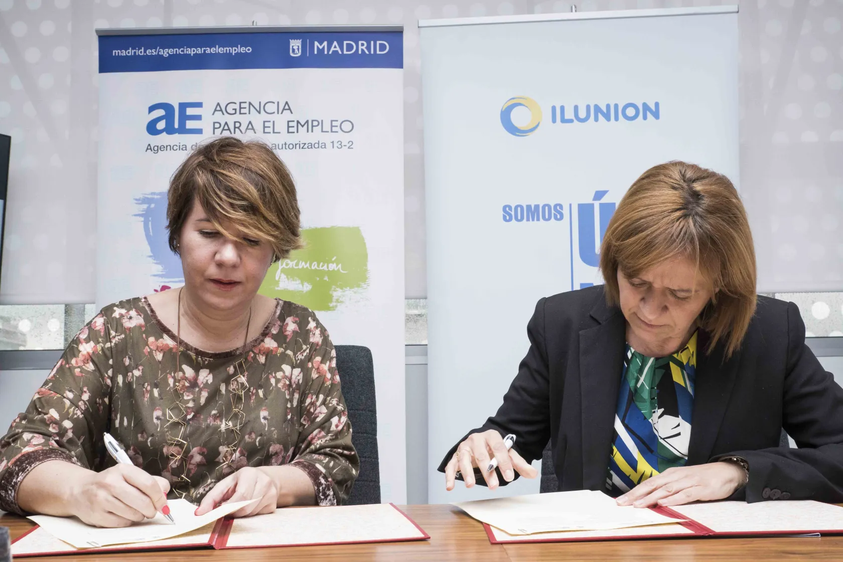 A la izquierda, Belén García, directora gerente de la Agencia de Empleo del Ayuntamiento de Madrid, y a la derecha, Paola del Río, directora corporativa de Recursos Humanos y Medios del Grupo ILUNION.