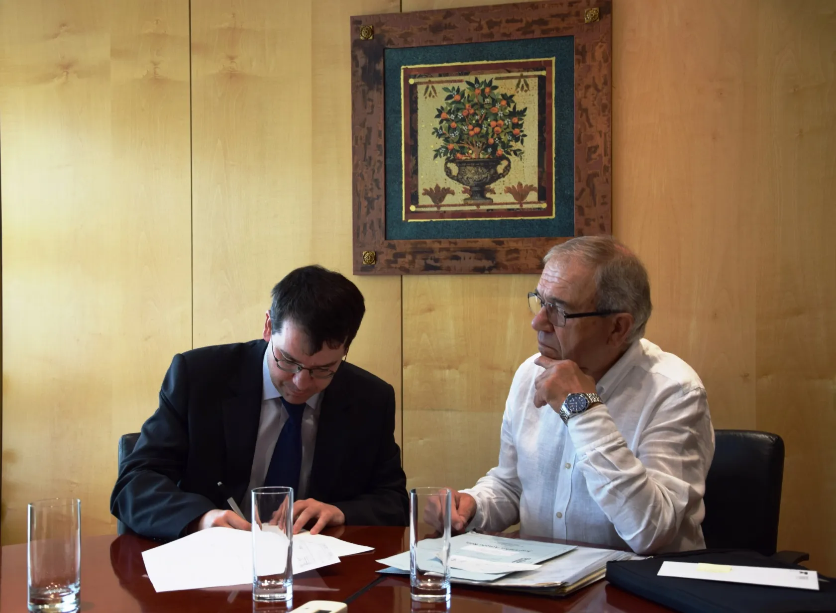 foto de la firma con el director corporativo de Estrategia y Negocio de ILUNION, Alejandro Fernández, y el presidente de Gureak, Iñaki Alkorta