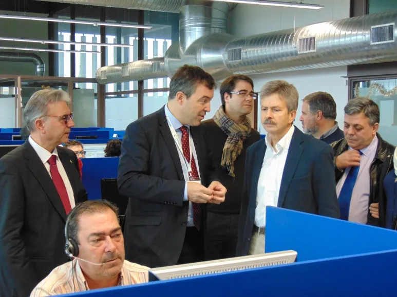 El director gerente de Fitex ILUNION y el consejero de Economía e Infraestructuras de la Junta de Extremadura durante la visita a las instalaciones 