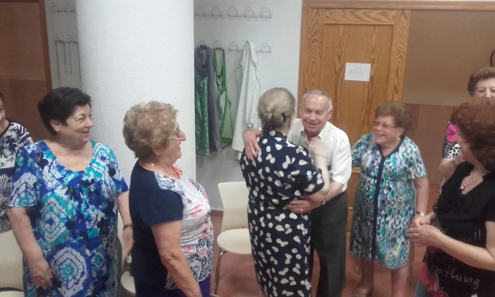 Usuarios del servicio de teleasistencia de Alcantarilla en el taller de risoterapia