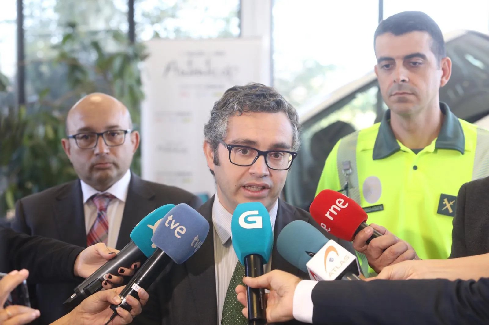 De izquierda a derecha, el subdirector de Movilidad y Tecnología de la Dirección General de Tráfico (DGT), Jorge Ordás; el director del área de conducción del centro de formación de ILUNION en Brunete, Javier Cabanas, y un miembro de la Guardia Civil de Tráfico