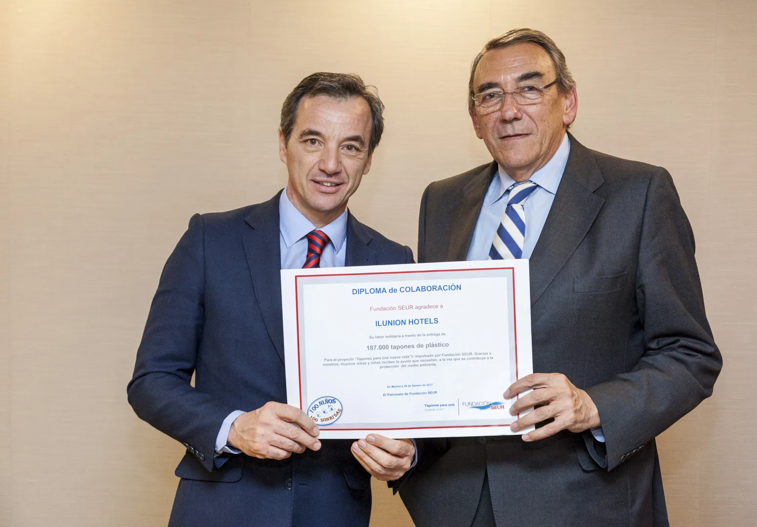 Fotografía de la entrega del diploma en la que se ve a José Ángel Preciados, director general de ILUNION Hotels, y Clemente Pueyo, responsable de Logistica y vocal del Patronato de Fundación SEUR.