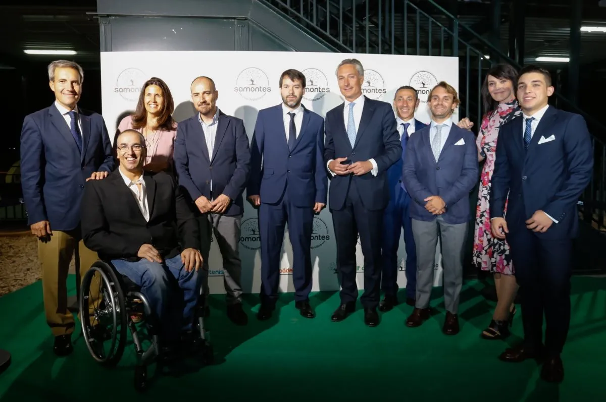 En ella aparecen de izquierda a derecha: el consejero delegado de ILUNION, Alejandro Oñoro, responsable de administración del CD Somontes, Jaume Llambi, directora financiera de ILUNION Facility Services, Raquel Suárez, director general de ILUNION Facility Services, Jaime Calzado, consejero delegado de ILUNION Facility Services, Alejandro Fernández, directivo de ILUNION, Vicente Bort, responsable de instalaciones del CD Somontes, David Luque, gerente de CD Somontes, Borja Vallespín, responsable de eventos de
