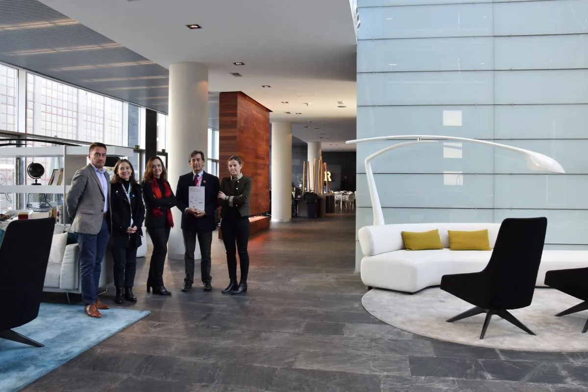 Foto de familia en la que se encuentran, entre otras, la directora nacional de Turismo de Chile (SERNATUR), Marcela Cabezas Keller; la directora gerente y la directora Arquitectura, Urbanismo y Transporte de ILUNION Tecnología y Accesibilidad, Ana Uruñuela y María Medina