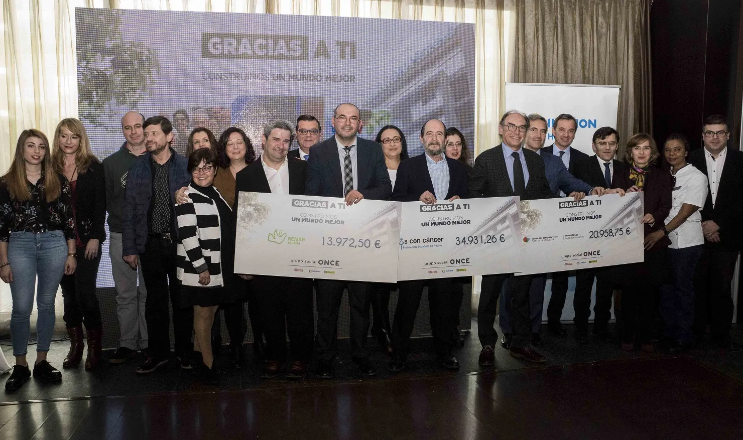 Foto de familia del evento 'Gracias a ti', directivos de ILUNION, ILUNION Hotels, Fundación ONCE y de las 3 ONG beneficiarias
